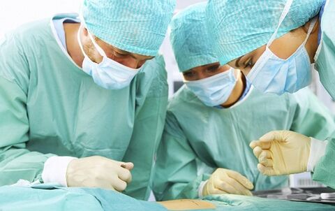 Chirurdzy przeprowadzają operację plastyczną, aby zwiększyć długość i grubość penisa