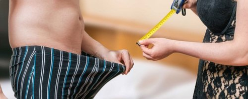 Kobieta mierzy długość mężczyzny członka